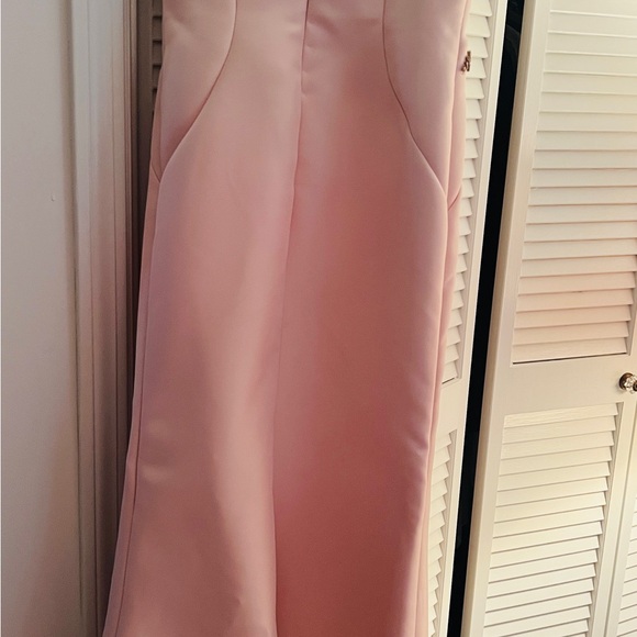 Elegant Pink Gown Dress with Gold Embellishments - Picture 5 of 12